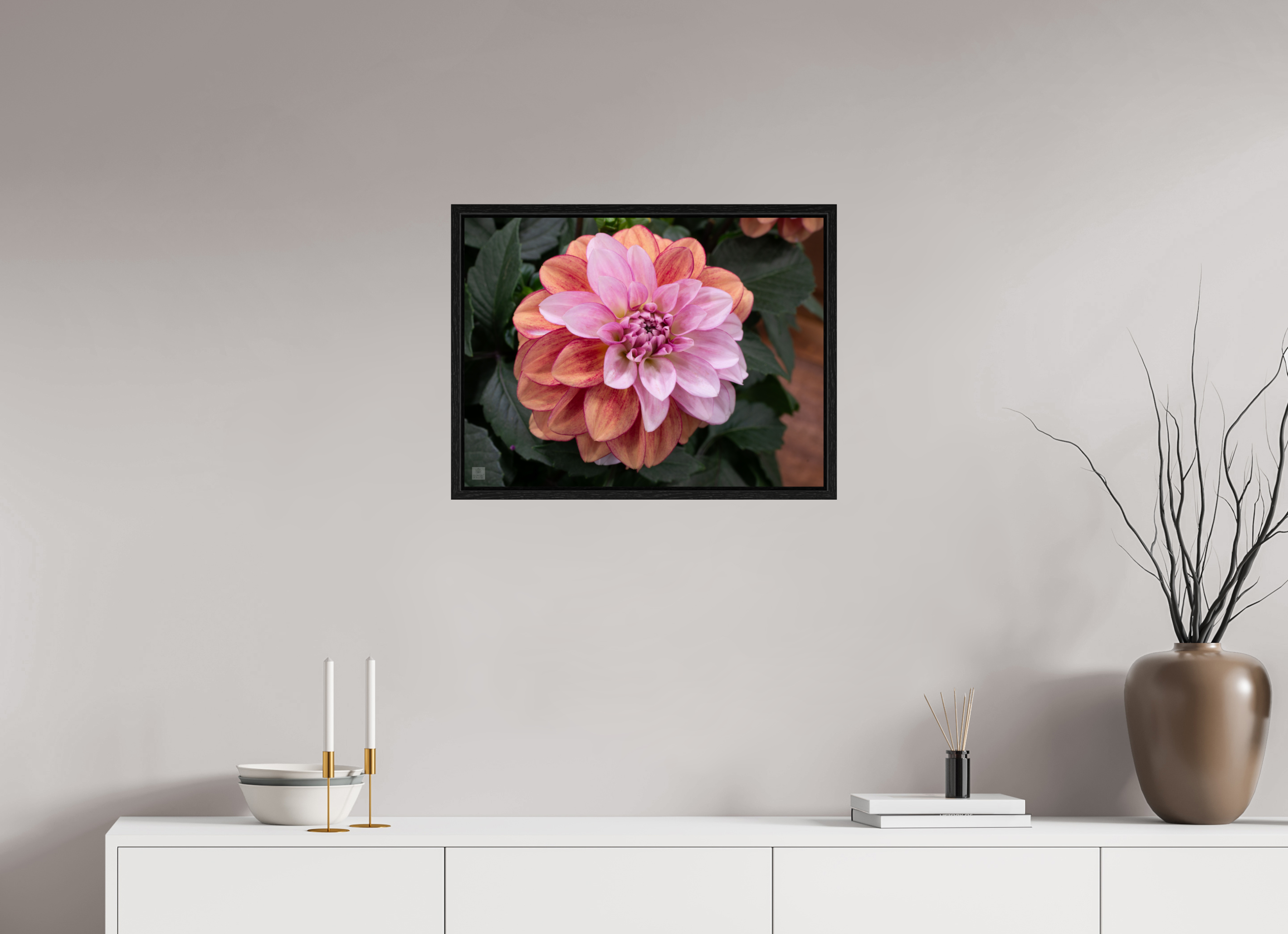 Dahlia_pink with red streak_ aspect ratio 4:3
